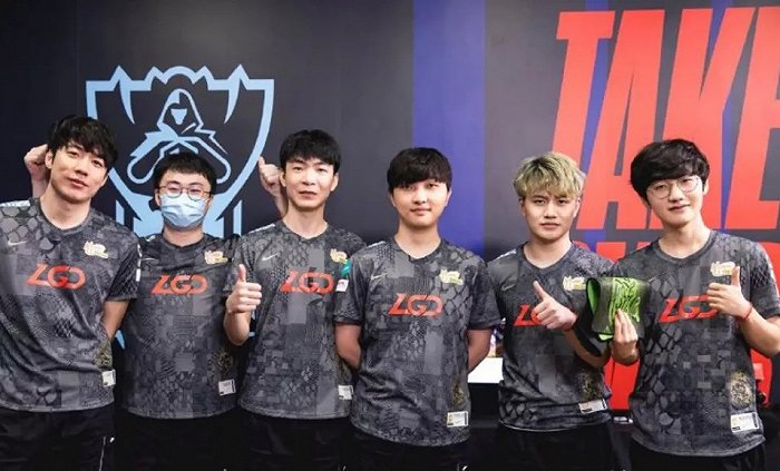 与肋部三人 与肋部三人